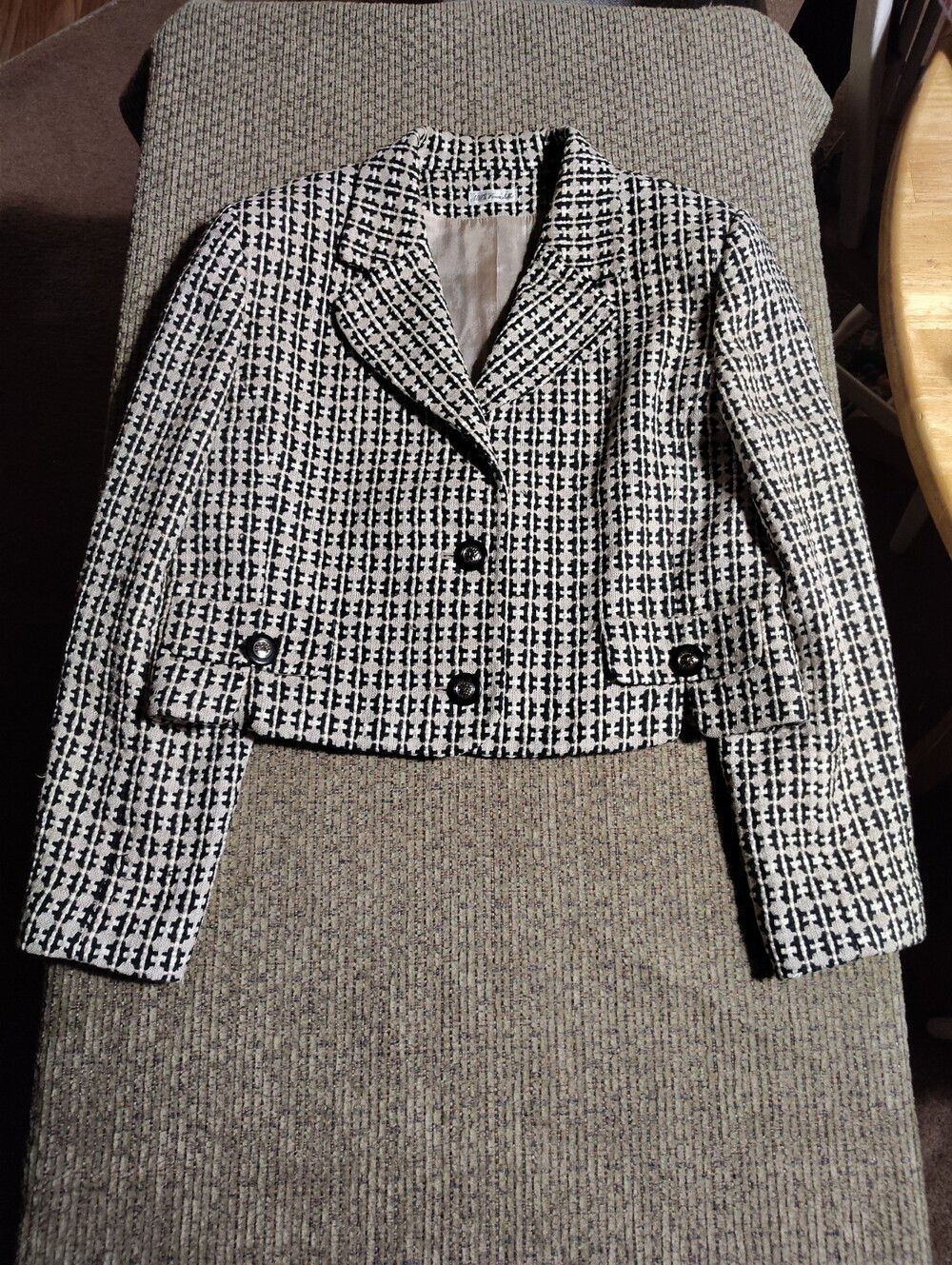 Vintage stylish Doncaster Woven Silk Woman’s Blazer Size 12 Excellent Condition